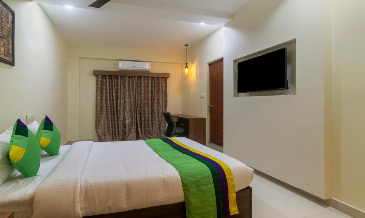 Treebo Navya The Park Hotell Hyderabad Exteriör bild